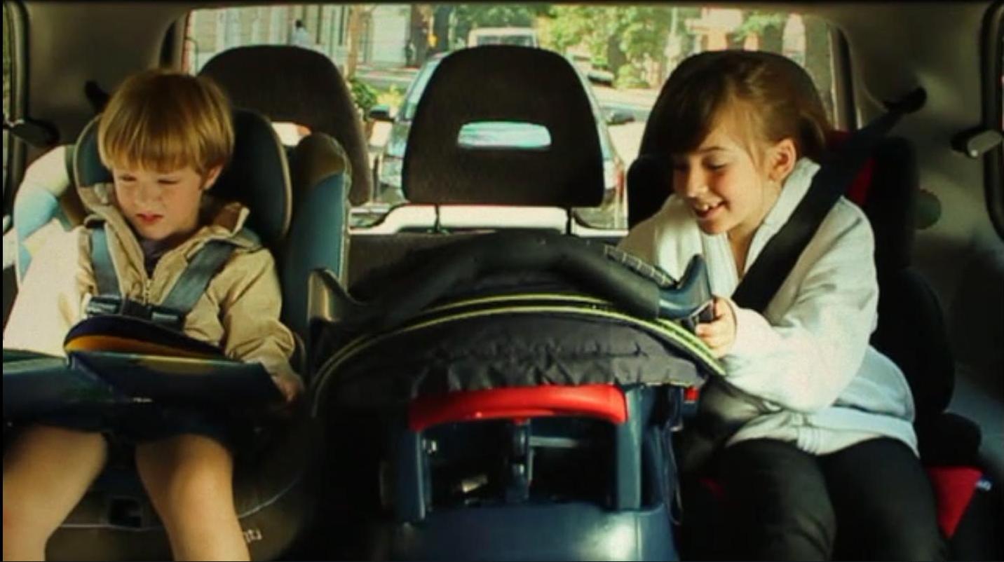 Niños seguros dentro del automóvil